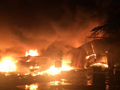 Cháy lớn ở Bình Dương, công nhân đưa đồ đạc tháo chạy ra khỏi nhà trọ