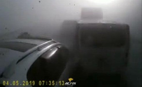 Clip: Khoảnh khắc 10 ô tô đâm nhau liên hoàn do sương mù dày đặc