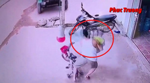 Clip: Xe tự chế lao điên cuồng lên hiên nhà, bố ôm con thoát chết trong gang tấc