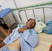 Bị tàu lạ đâm chìm tàu, hai cha con ngư dân may mắn được cứu thoát