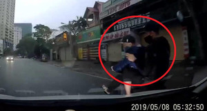 Clip: Cạy trộm logo xe bán tải, 2 thanh niên bị tài xế huých ngã như phim