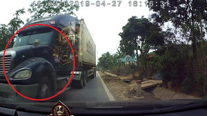 Clip: Container vượt kiểu 'giết người', suýt đâm trực diện ô tô con