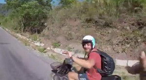 Clip: Đập tay chào nhau khi đi xe máy và cái kết 'cười chảy nước mắt'