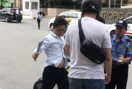 Clip: Sau va chạm giao thông, tài xế taxi cầm côn đánh người đàn ông Nhật