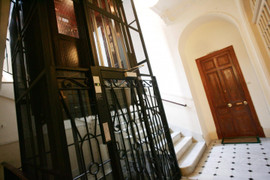 Gã ấu dâm sàm sỡ bé gái trong thang máy ở Pháp bị tống giam 6 năm tù