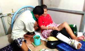 Người đàn ông bán vé số cưu mang cụ bà không nhà cửa suốt 10 năm