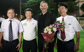 Văn Quyến rạng ngời bên huyền thoại Ryan Giggs
