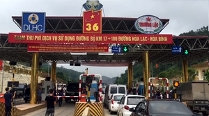 Video: BOT Hòa Lạc xả trạm, tài xế vẫn kiên quyết không chịu đi