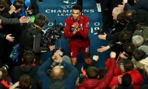 Video: Cầu thủ Liverpool bật khóc trong phòng thay đồ, ăn mừng chiến thắng Barca