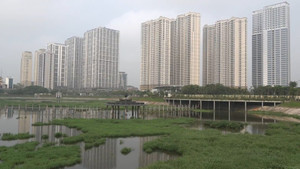 Video: Hồ điều hòa trong công viên 300 tỷ đồng cạn nước vì... bay hơi