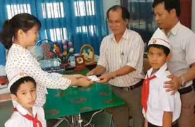 Tuyên dương 2 học sinh tiểu học trả lại vàng nhặt được