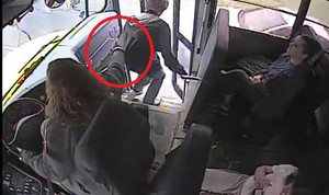 Clip: Nữ tài xế xe buýt nhanh trí cứu mạng nam sinh trong tích tắc