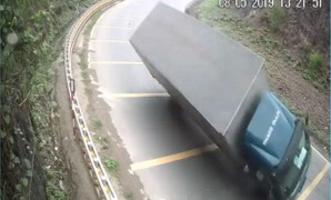 Clip: Xe tải ôm cua tốc độ cao tại dốc Cun - Hòa Bình và cái kết thảm khốc