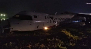 Máy bay trượt khỏi đường băng ở Myanmar, gãy thành 3 phần