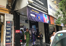 Video: Công an khám xét, niêm phong nhiều thùng giấy ở cửa hàng Nhật Cường Mobile