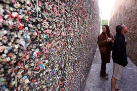 Clip: Cận cảnh bức tường bã kẹo cao su nổi tiếng ở Mỹ