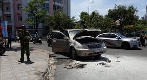 Ô tô 7 chỗ đang chạy đột nhiên bốc cháy, tài xế đẩy cửa thoát thân