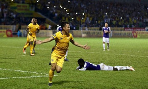 Đình Trọng nhận thẻ đỏ, Hà Nội FC thua sốc Thanh Hóa