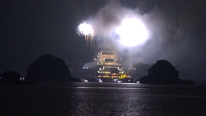 Video: Chen chân xem pháo hoa tại ngôi chùa lớn nhất thế giới ở Hà Nam