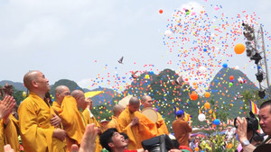 Video: Nghìn người cùng thả bồ câu, bóng bay cầu nguyện hòa bình thế giới tại chùa Tam Chúc