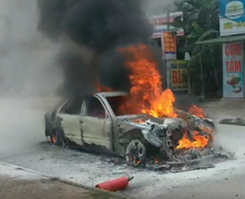 Mắc phải rơm trên đường, ô tô bốc cháy dữ dội