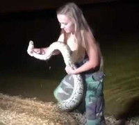 Clip: Cô gái tay không bắt trăn Miến Điện trong một nốt nhạc