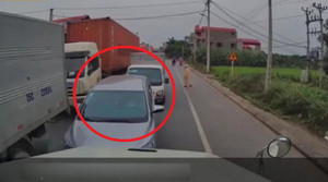 Clip: Hàng loạt ô tô lấn làn, bị tài xế container dạy bài học nhớ đời