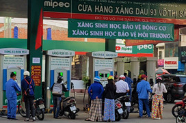 Đại lý bỏ xăng E5 để bán xăng khoáng