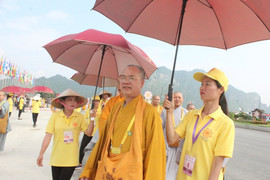 Ảnh: Tình nguyện viên đội nắng hướng dẫn đại biểu trong Đại lễ Phật đản Vesak 2019