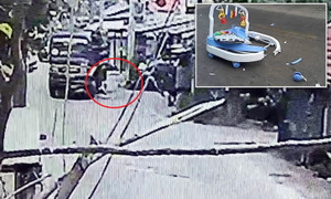 Clip: Mẹ mải dùng điện thoại, con trai 8 tháng tuổi bị xe tải cán chết thương tâm