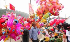 Video: Dùng bật lửa đốt gỡ rối chùm bóng bay, 4 người bỏng nặng