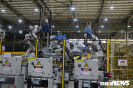 Video: Bên trong nhà máy sản xuất ô tô Vinfast với hàng nghìn robot làm việc