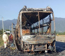 Xe khách cháy dữ dội trên Quốc lộ 1