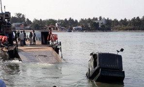 Xe tải lao xuống sông, tài xế nhanh trí tung cửa bơi vào bờ