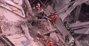 Clip: Hiện trường sập đại lý Mercedes-Benz ở Trung Quốc, nhiều người bị chôn vùi