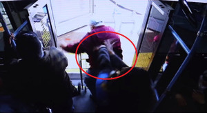 Clip: Xô ngã cụ ông trên xe buýt, 'ác nữ' bị buộc tội giết người