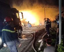 Công ty sản xuất bông gòn ở Bình Dương bốc cháy dữ dội trong đêm