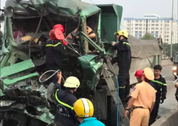 Cảnh sát phá cabin xe ben, đưa thi thể tài xế mắc kẹt ra ngoài
