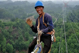 Thợ điện Trung Quốc ăn trưa trên độ cao 130 mét