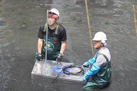 Video: Chuyên gia Nhật lội bùn đặt máy làm sạch nước trên sông Tô Lịch