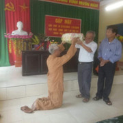 Bức ảnh người học trò đầu bạc quỳ trước thầy giáo cũ khiến cộng đồng mạng xúc động