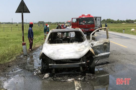 Clip: Ô tô Ford Ecosport nghi mắc rơm, cháy ngùn ngụt trơ khung ở Hà Tĩnh