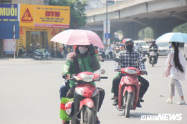 Hà Nội vượt 40 độ C, tia cực tím ở mức nguy hiểm, người dân nên hạn chế ra đường