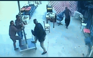 Người đàn ông bị gió thổi bay lên không trung