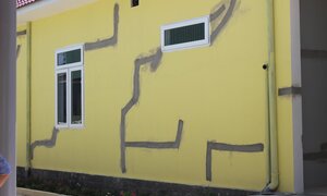 Trụ sở UBND xã ở Quảng Nam nứt ngang nẻ dọc dù chưa bàn giao