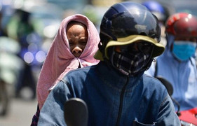 Hà Nội nắng nóng hơn 40 độ C, tia cực tím liên tục vượt ngưỡng nguy hiểm