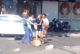 Đánh người vì bị nhắc nhở do vứt rác bừa bãi: Chủ shop quần áo xin lỗi nữ lao công
