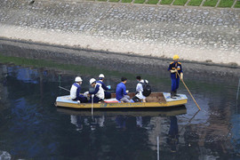 Video: Lấy mẫu giám định nước sông Tô Lịch sau 3 ngày lắp máy nano công nghệ Nhật