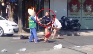 Xôn xao clip vứt rác bừa bãi bị nhắc nhở, chủ shop quần áo đánh cô lao công tới tấp