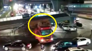 Clip: Hãi hùng xe tải chở quá khổ đâm sập cầu đi bộ ở Trung Quốc